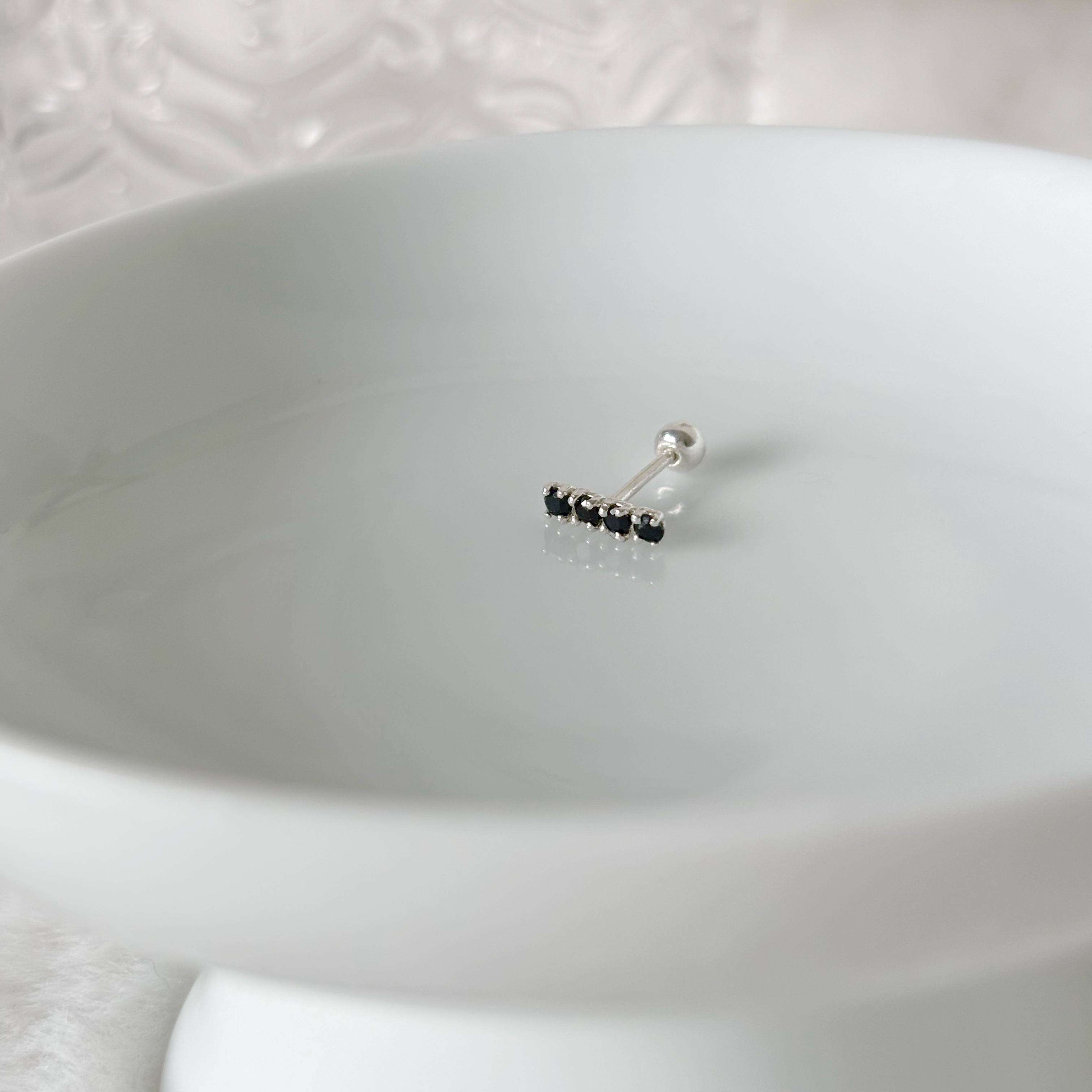 簡約直排黑尖晶轉珠耳環