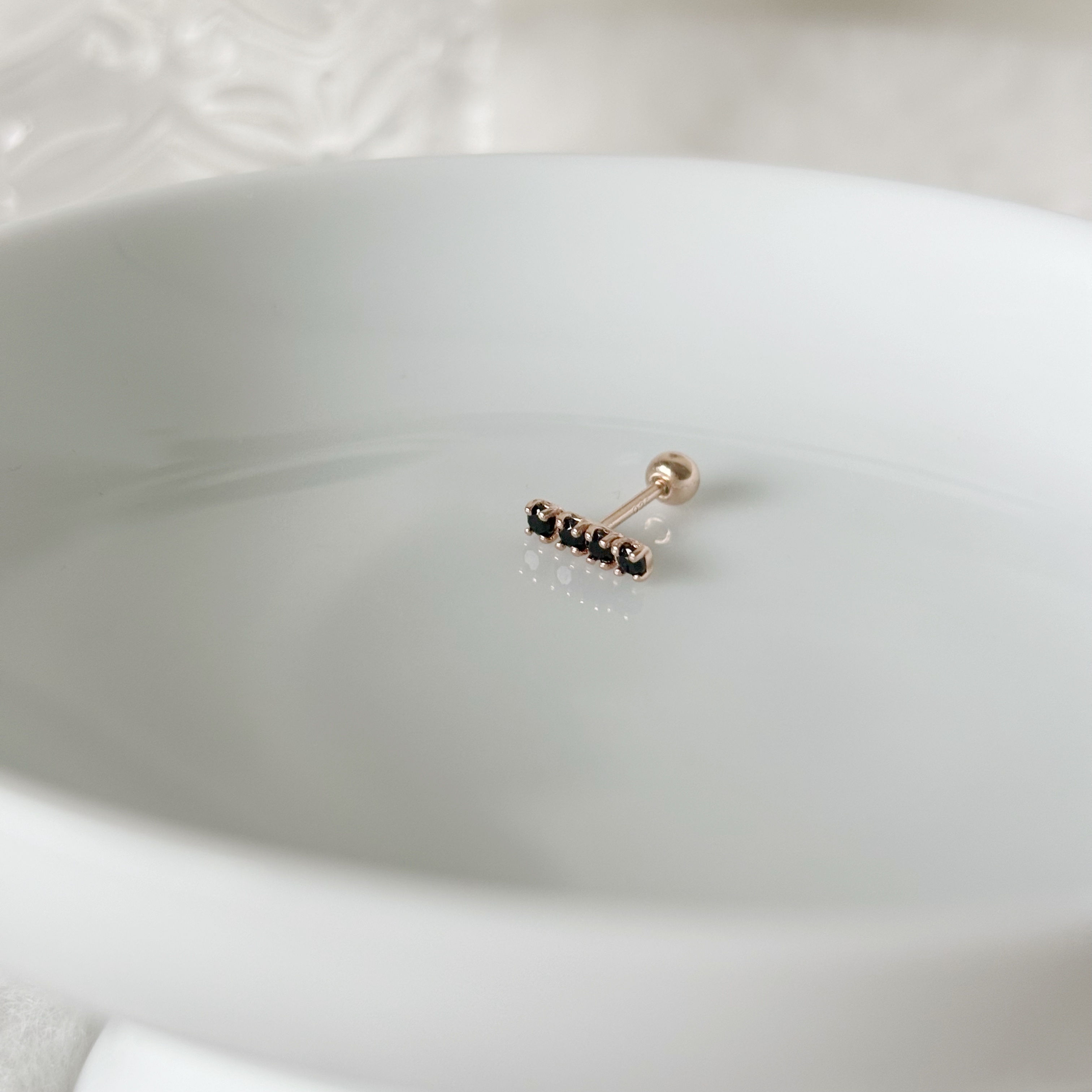 簡約直排黑尖晶轉珠耳環