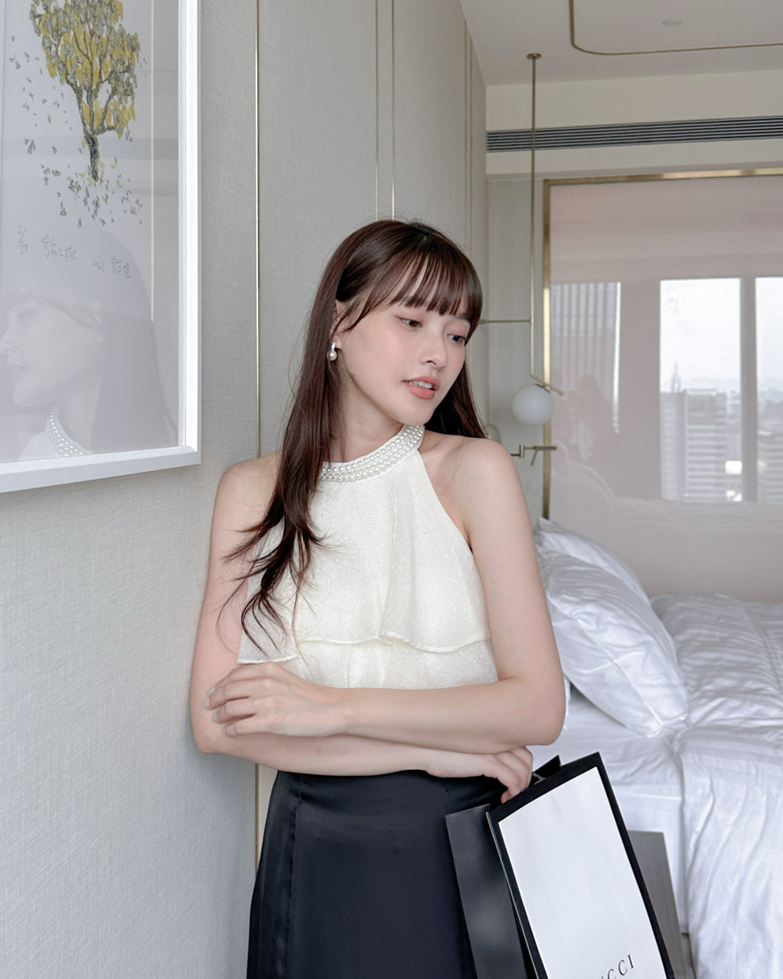 LINA LINA名媛格調珍珠滾邊亮絲紋理削肩上衣-氣質杏