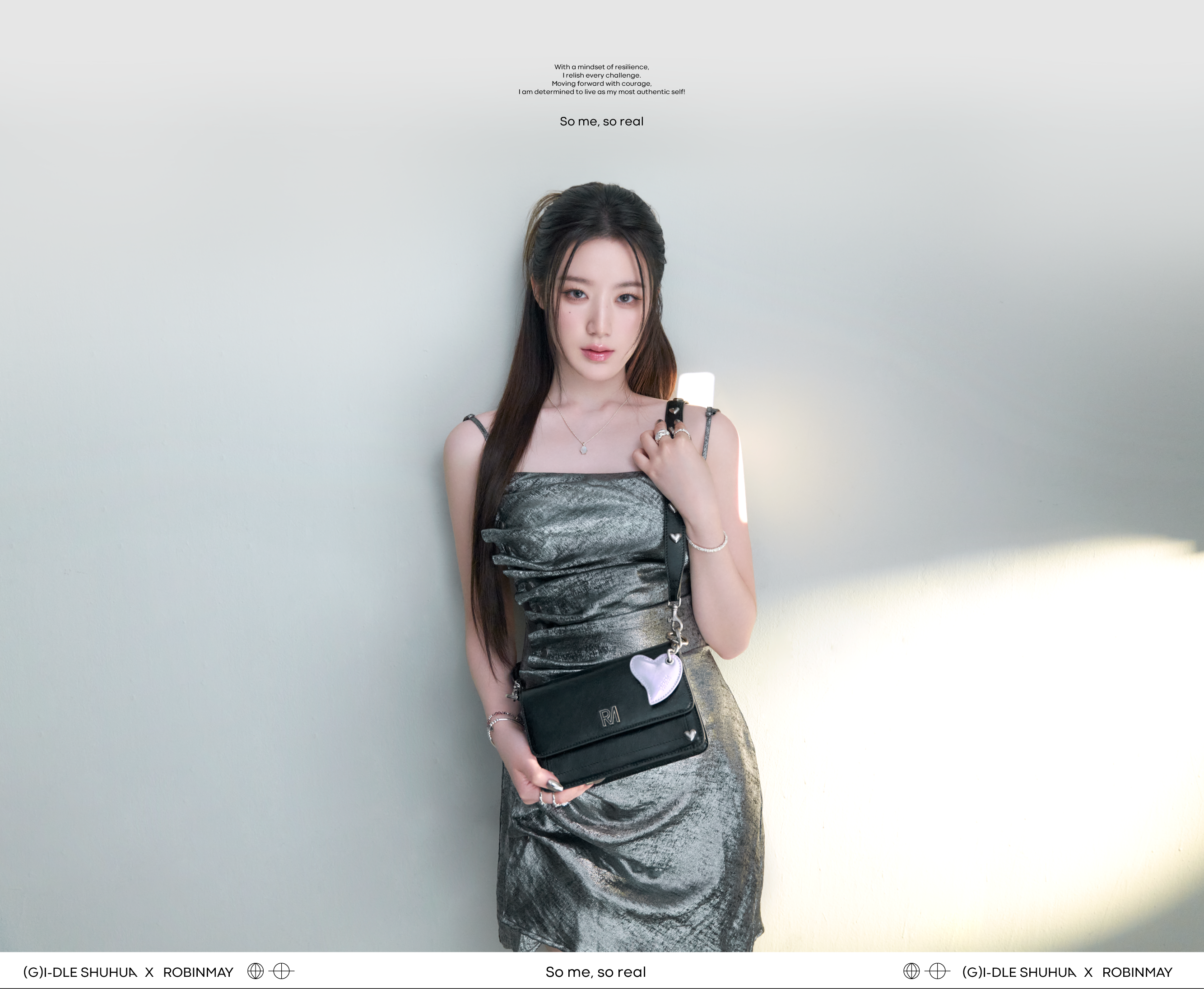 舒華穿銀色細肩帶禮服，背著黑色 Love More 斜背包。