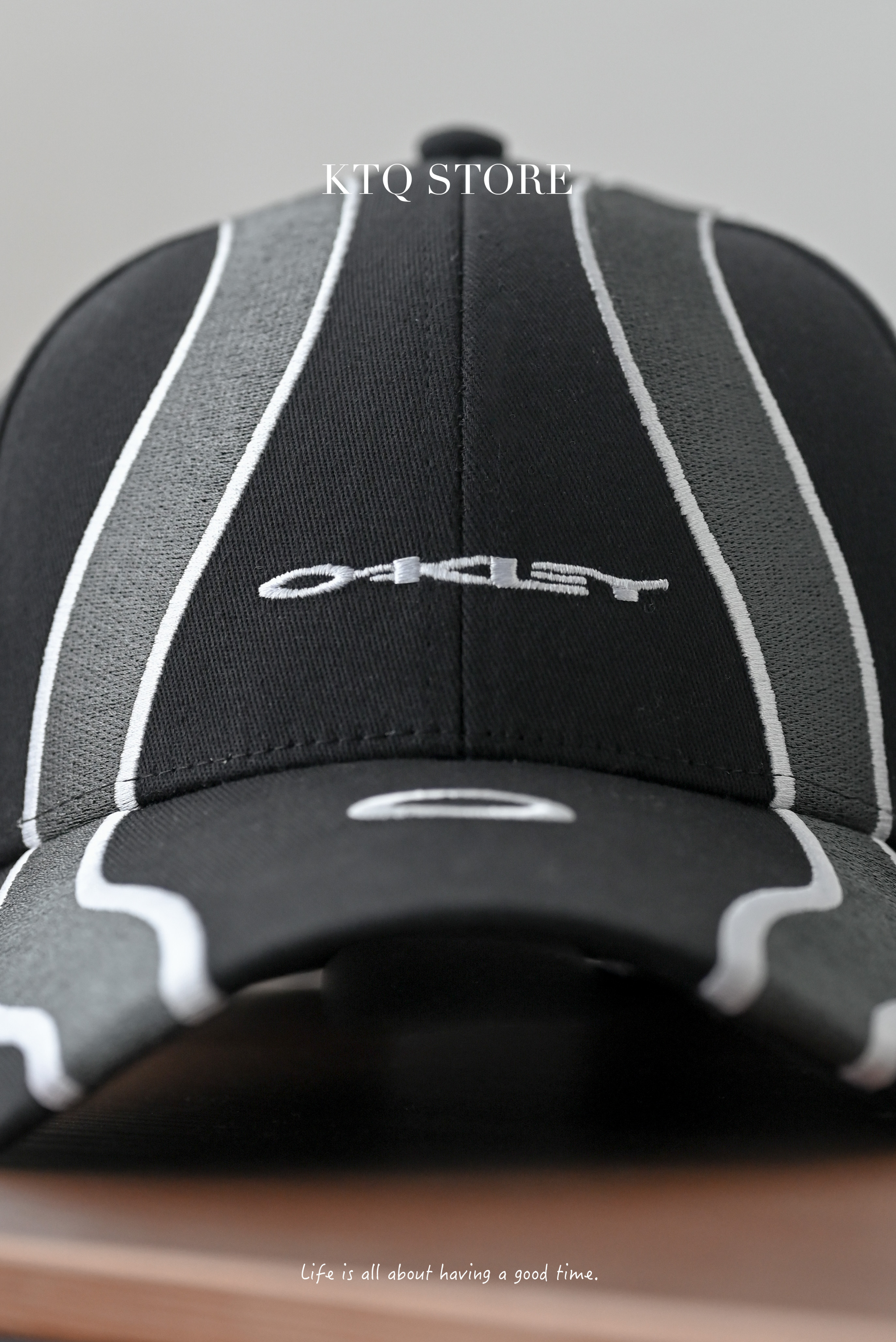 KTQ STORE ‧ OAKLEY 黑底灰條 / 白底藍條 帽子