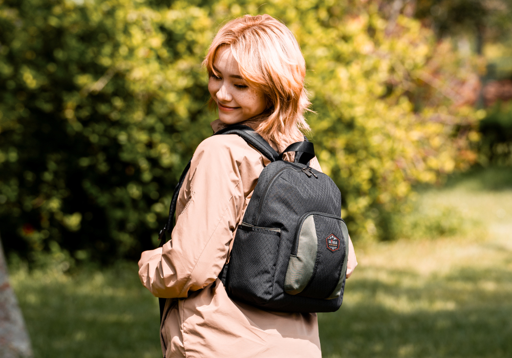 satana EXPLORE 探索生活後背包-軍綠色拼接 SOSE0080-326 女生形象照