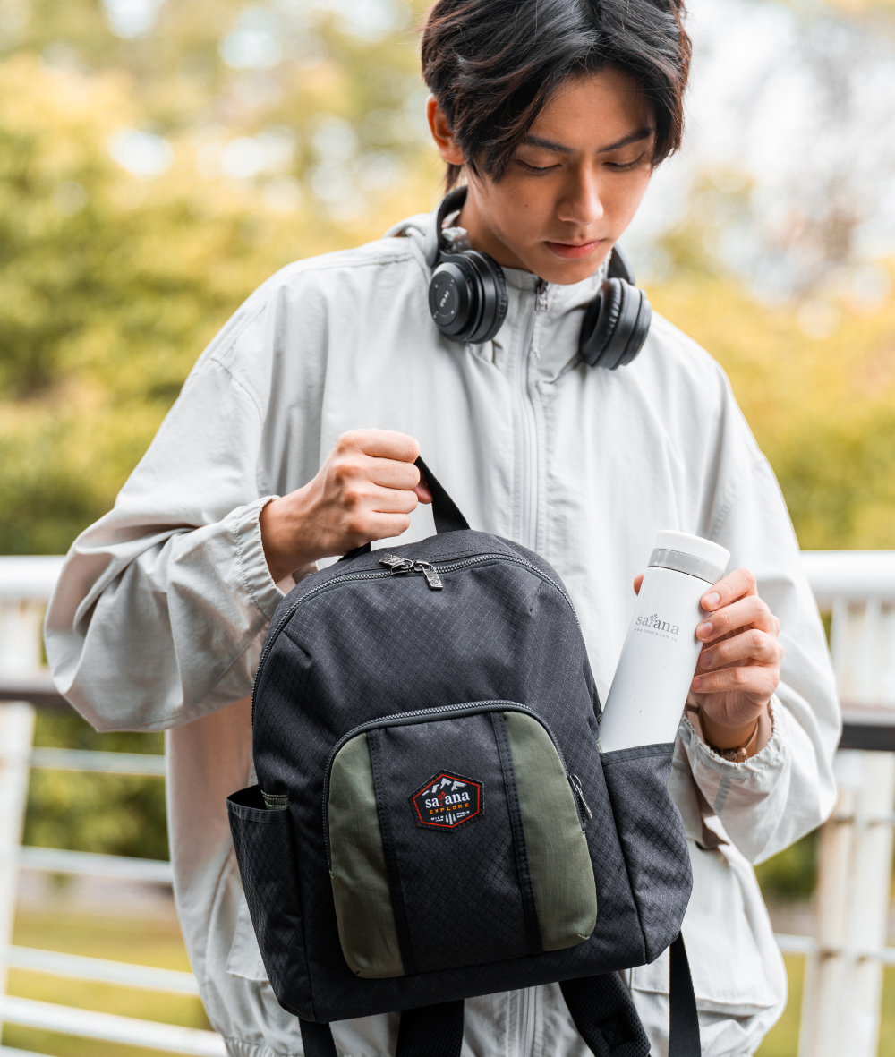 satana EXPLORE 探索生活後背包-軍綠色拼接 SOSE0080-326 男生形象照