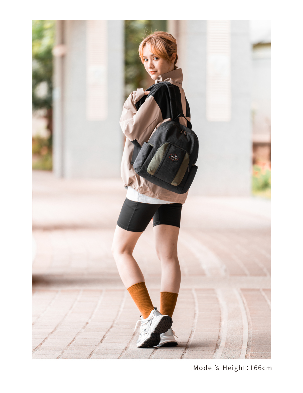 satana EXPLORE 探索生活後背包-軍綠色拼接 SOSE0080-326 女生穿搭比例照