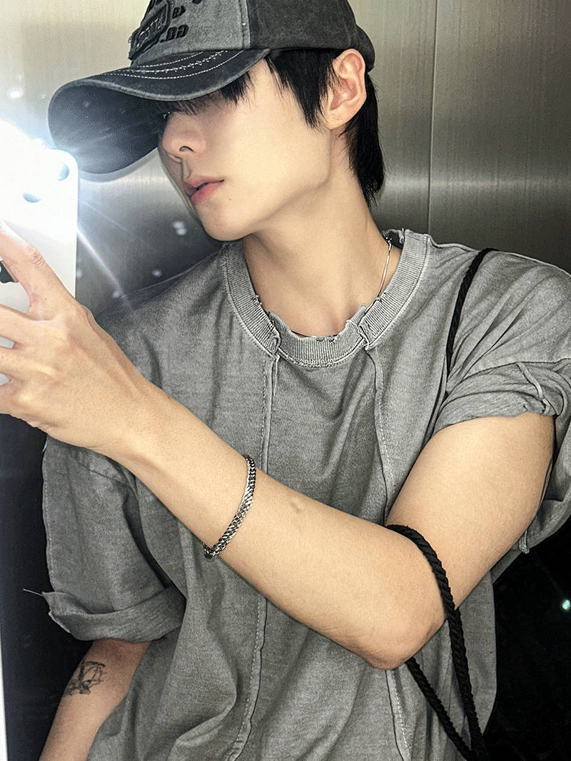 Univ不對稱切開懷舊着色短袖T恤