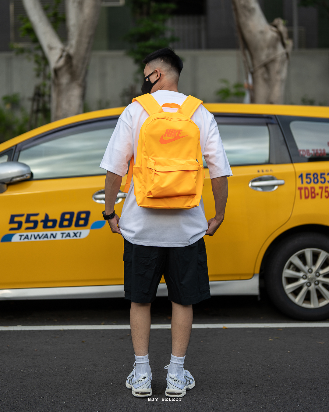 #預購 NIKE 寬背帶 印花大LOGO 筆電包 後背包 DC4244-845 橘黃