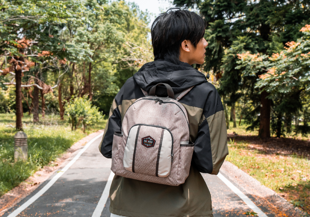 satana EXPLORE 探索生活後背包-奶茶色拼接 SOSE0080-421 男生形象照
