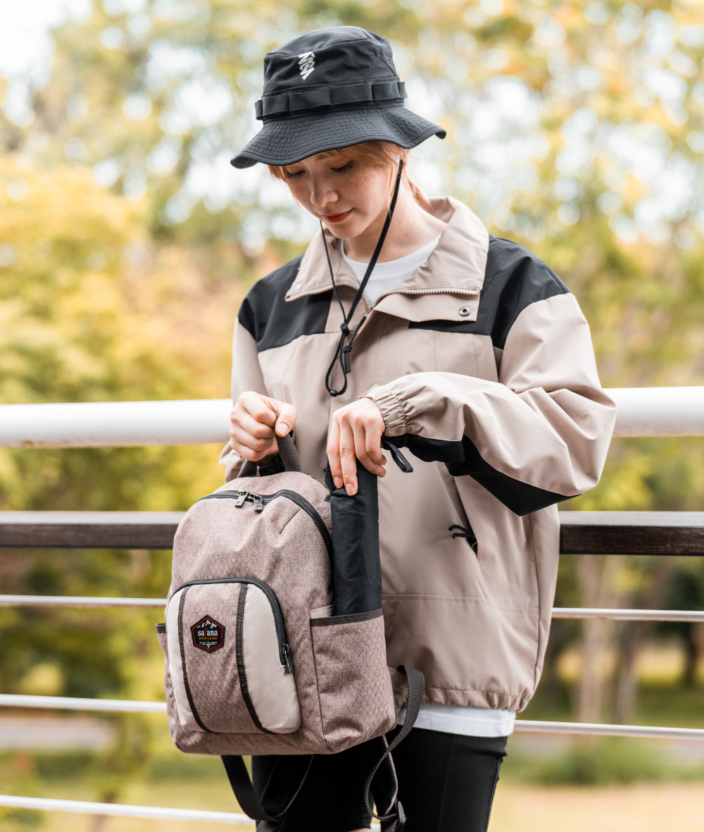 satana EXPLORE 探索生活後背包-奶茶色拼接 SOSE0080-421 女生形象照