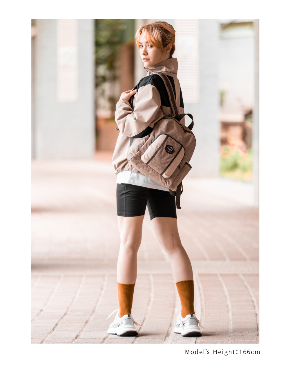 satana EXPLORE 探索生活後背包-奶茶色拼接 SOSE0080-421 女生穿搭比例照