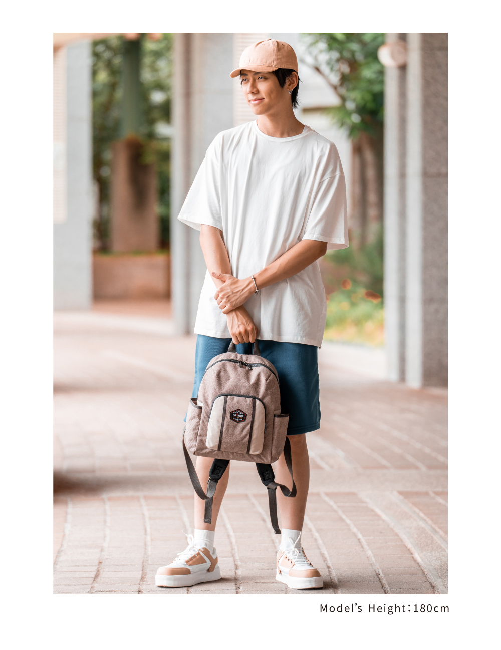 satana EXPLORE 探索生活後背包-奶茶色拼接 SOSE0080-421 男生穿搭比例照