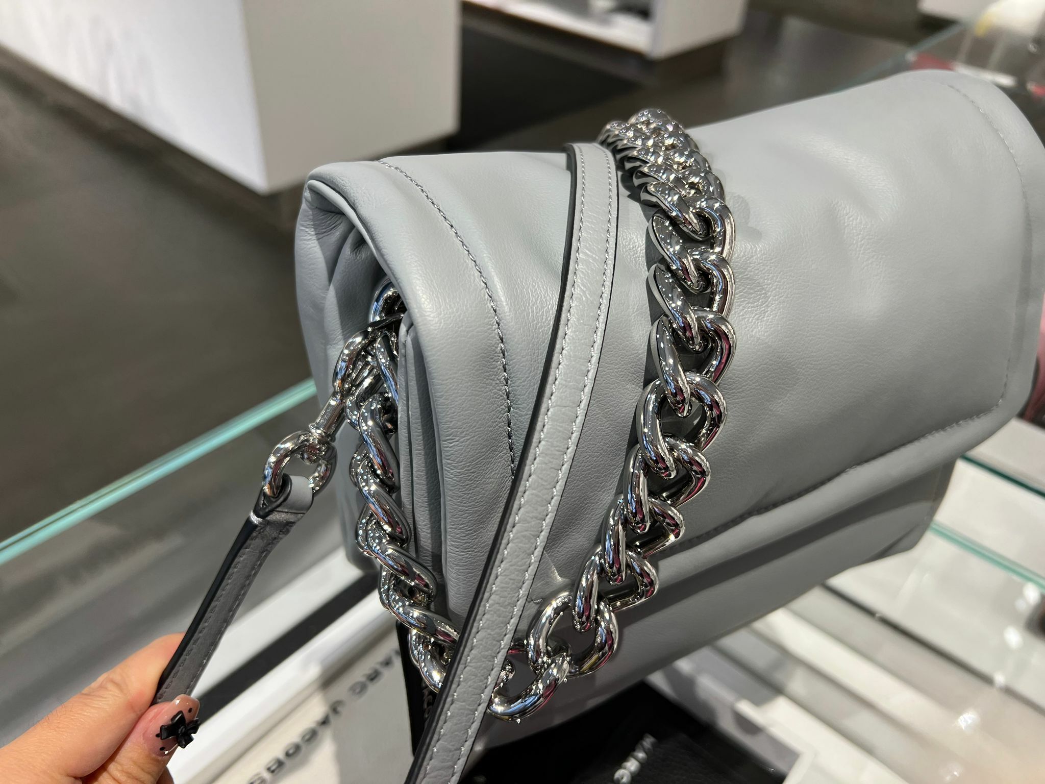 【預購】Marc Jacobs Z052901 大號粗鏈枕頭包 (灰色)