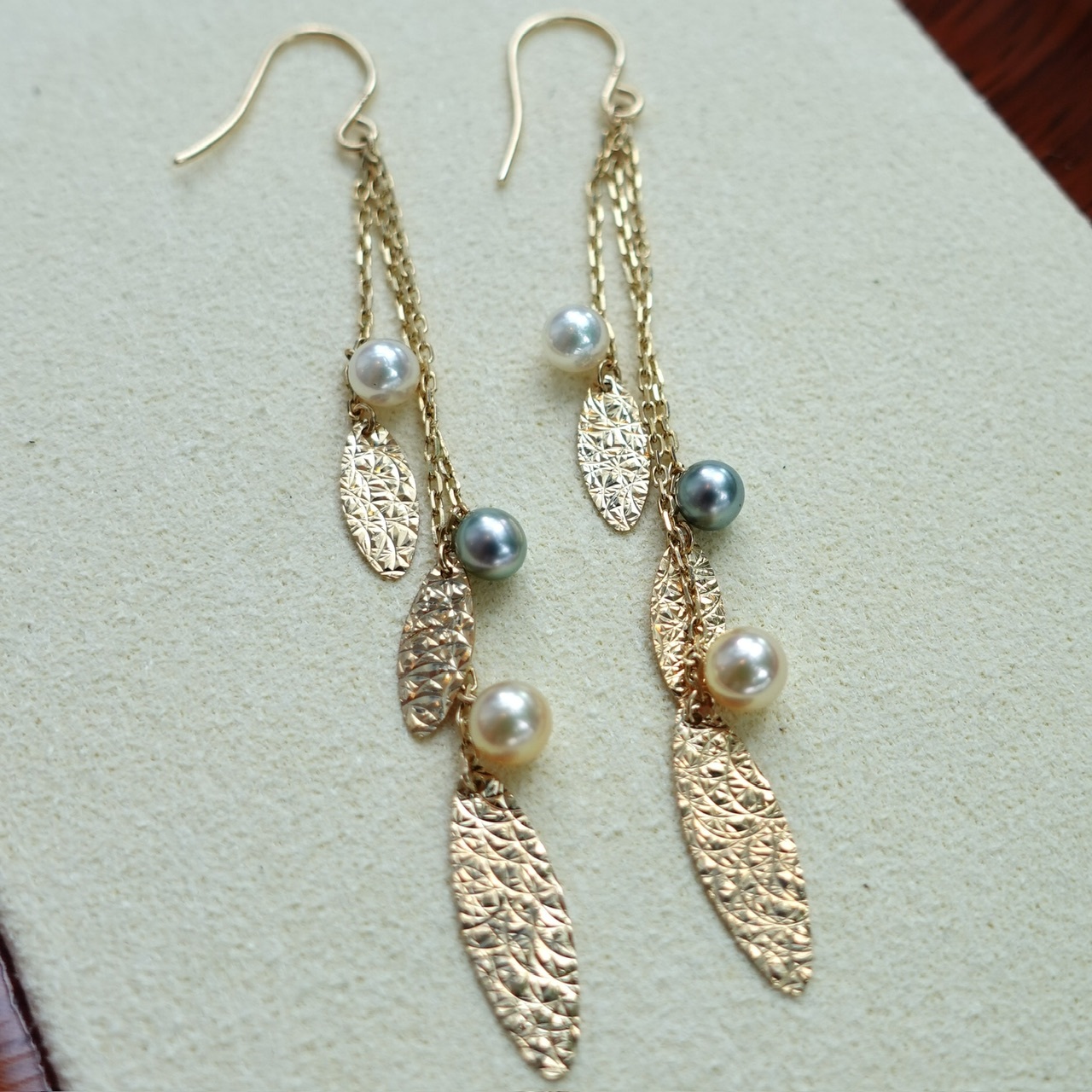 意大利K金工藝 - 18K黃金日本Baby Akoya+野生大溪地keshi耳勾-葉片造型 (3.5-4mm)