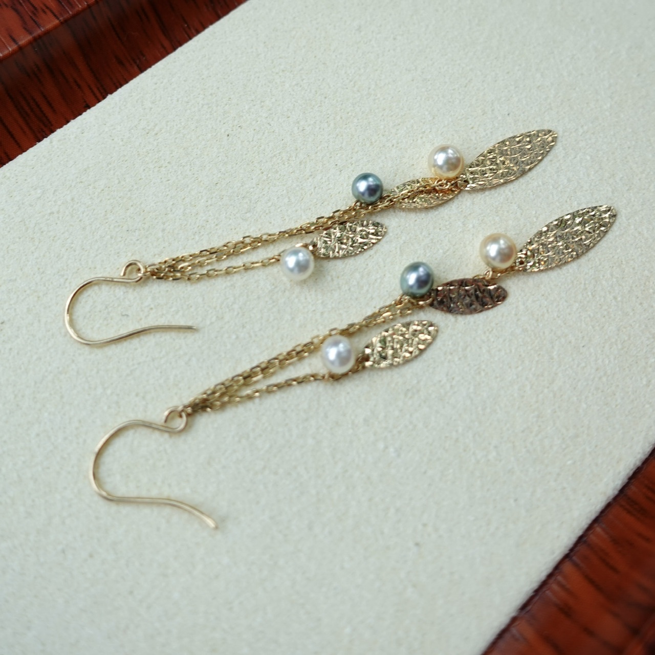 意大利K金工藝 - 18K黃金日本Baby Akoya+野生大溪地keshi耳勾-葉片造型 (3.5-4mm)