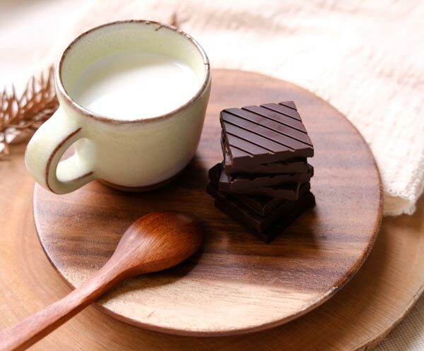 牛奶-木匙-黑巧克力