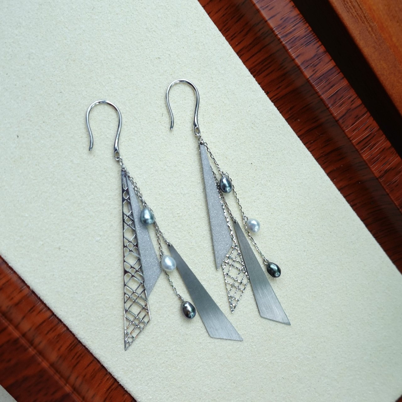 意大利K金工藝 - 18K白金南洋+野生大溪地keshi耳勾- 幾何造型  (3-3.5mm)