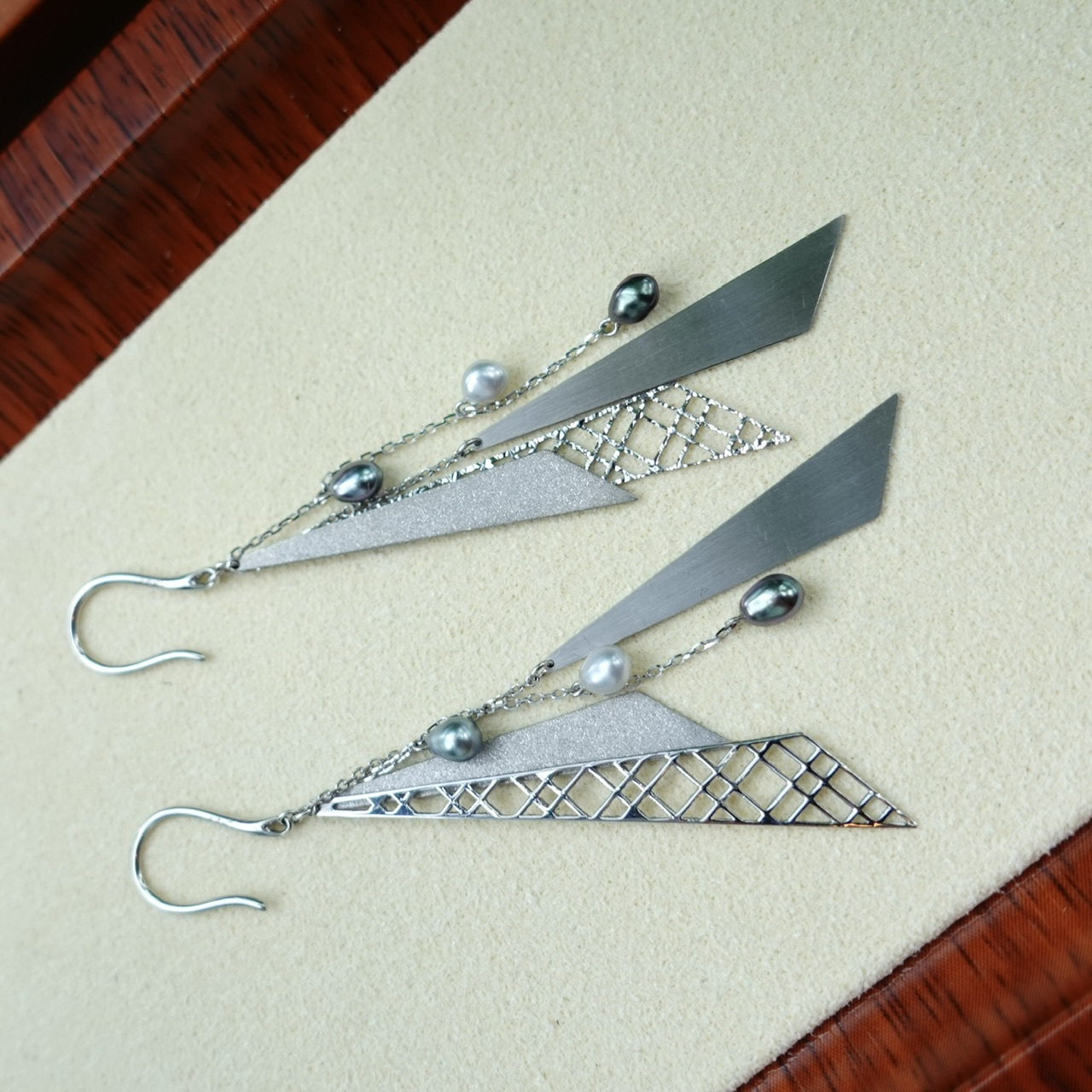 意大利K金工藝 - 18K白金南洋+野生大溪地keshi耳勾- 幾何造型  (3-3.5mm)