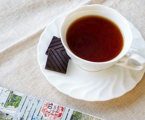 黑咖啡-黑巧克力-雜誌-放鬆