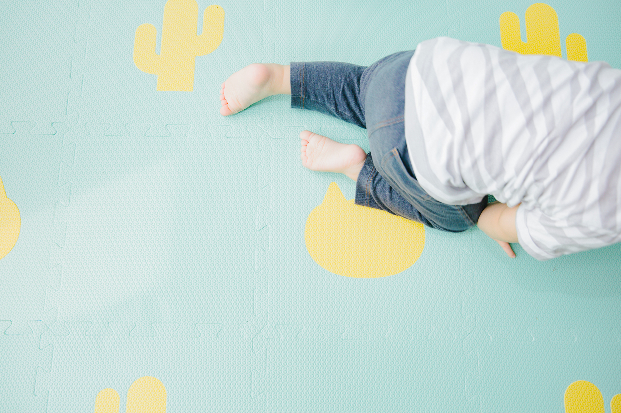 這是一張小朋友在遊戲地墊上爬的照片