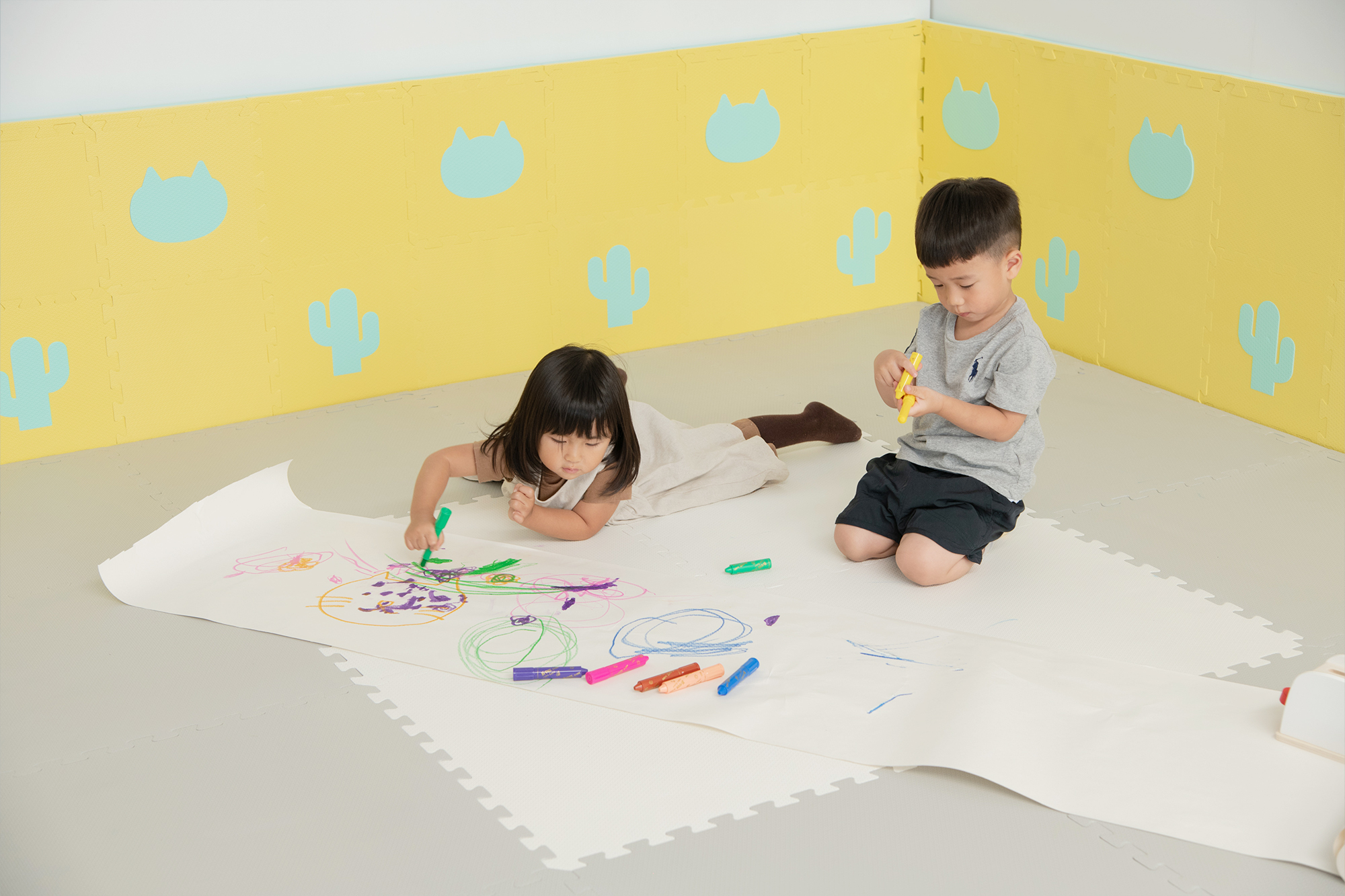 這是一張把遊戲地墊當作壁貼使用的照片