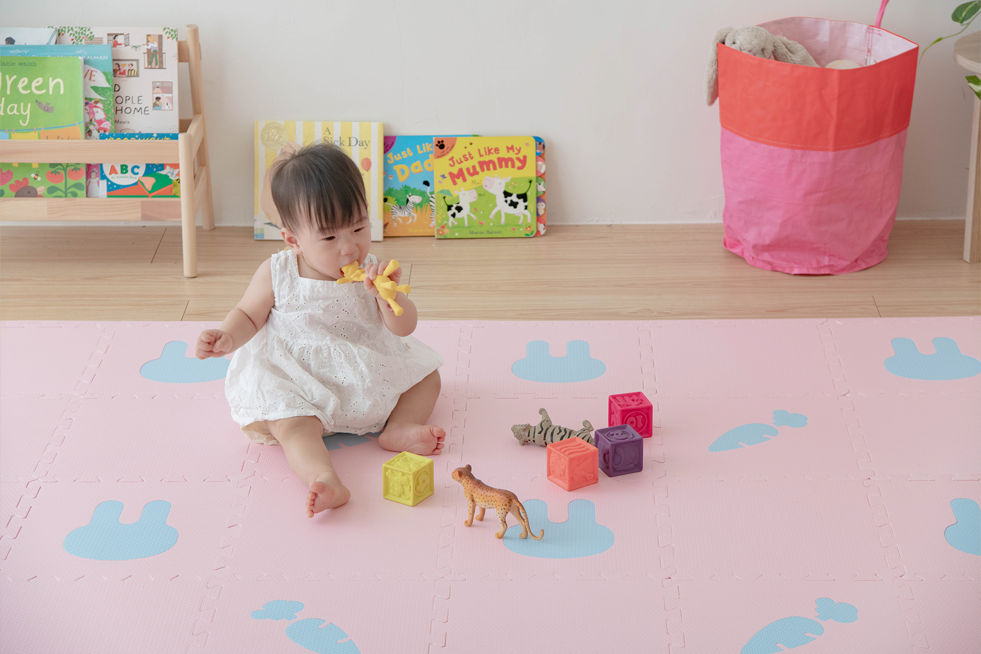 這是一張寶寶坐在遊戲地墊上的照片