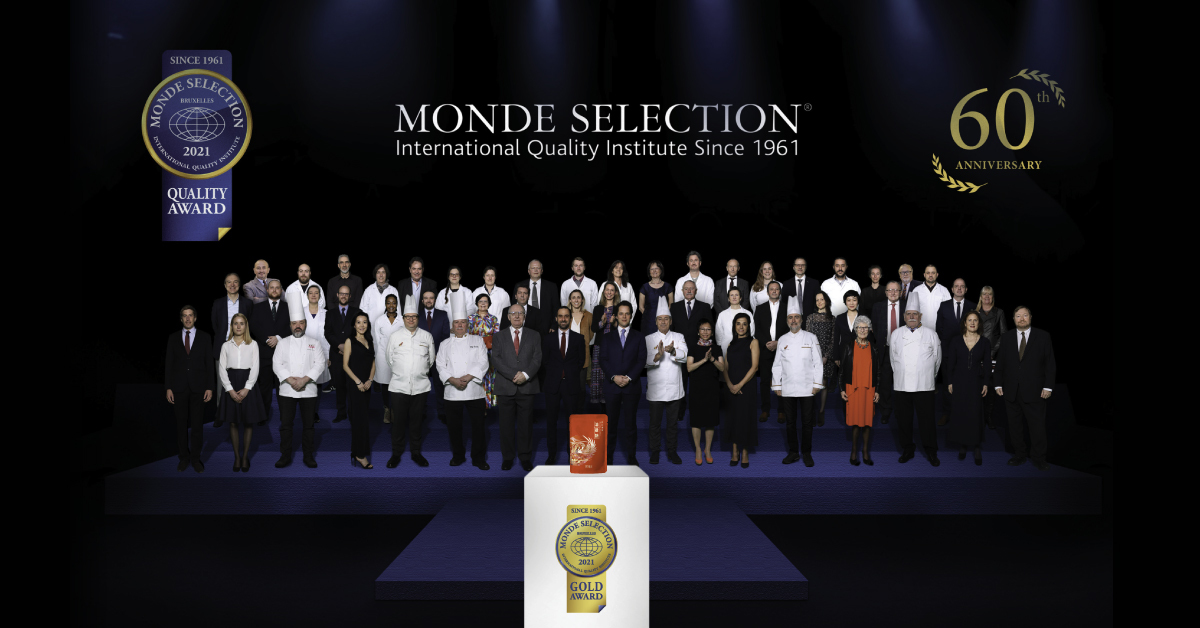 日月養生滴雞精( Elite Pure Chicken Essence) 已獲得權威品質評鑑機構 Monde Selection 頒發的金獎－營養膳食和健康類產品。  藉此殊榮肯定芳茲，從原料挑選堅持、製程階段把關到包裝封存細節的每一份用心。