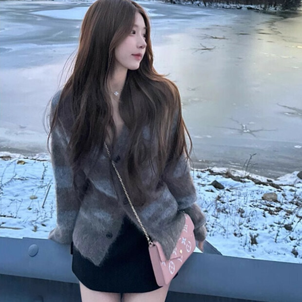 Hot selling knitted cardigan jacket [grey and blue stripes] sizes [S to XL] [please contact customer service to confirm the delivery size after placing the order]