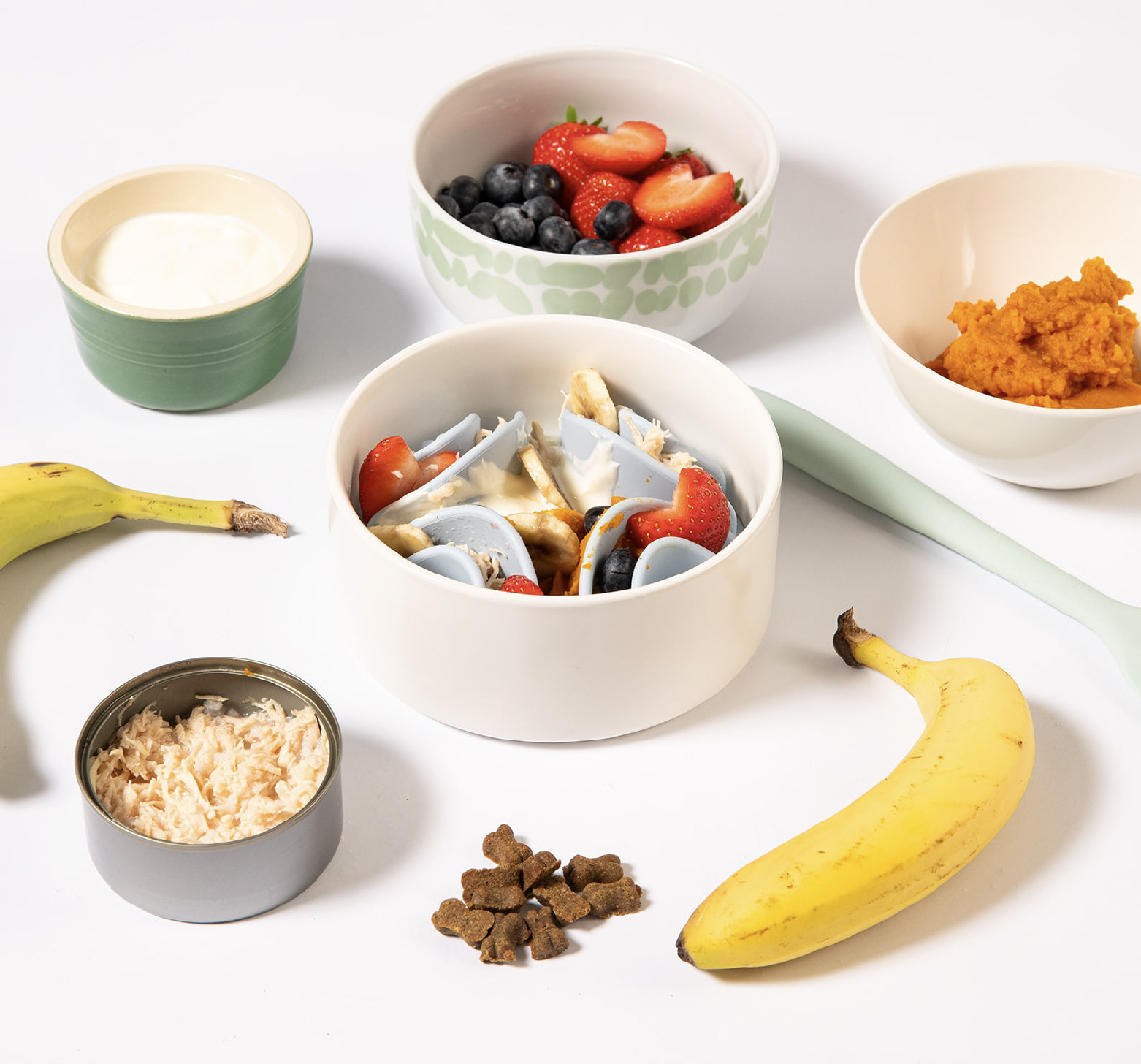 十字深凹槽的狗狗慢食碗可搭配冷藏後食品幫助消暑