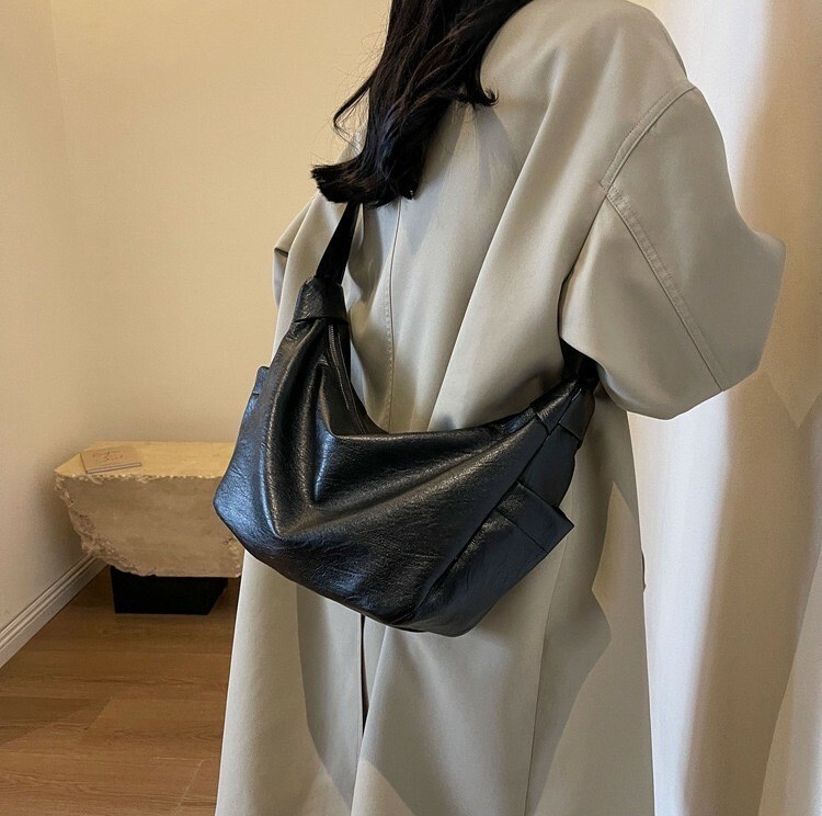 【最後一件】Good Value 側袋 皺褶 紋理 軟面 皮革 斜跨包