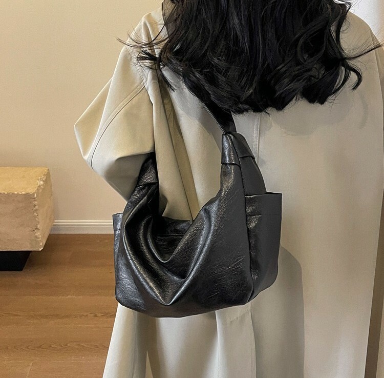 【最後一件】Good Value 側袋 皺褶 紋理 軟面 皮革 斜跨包