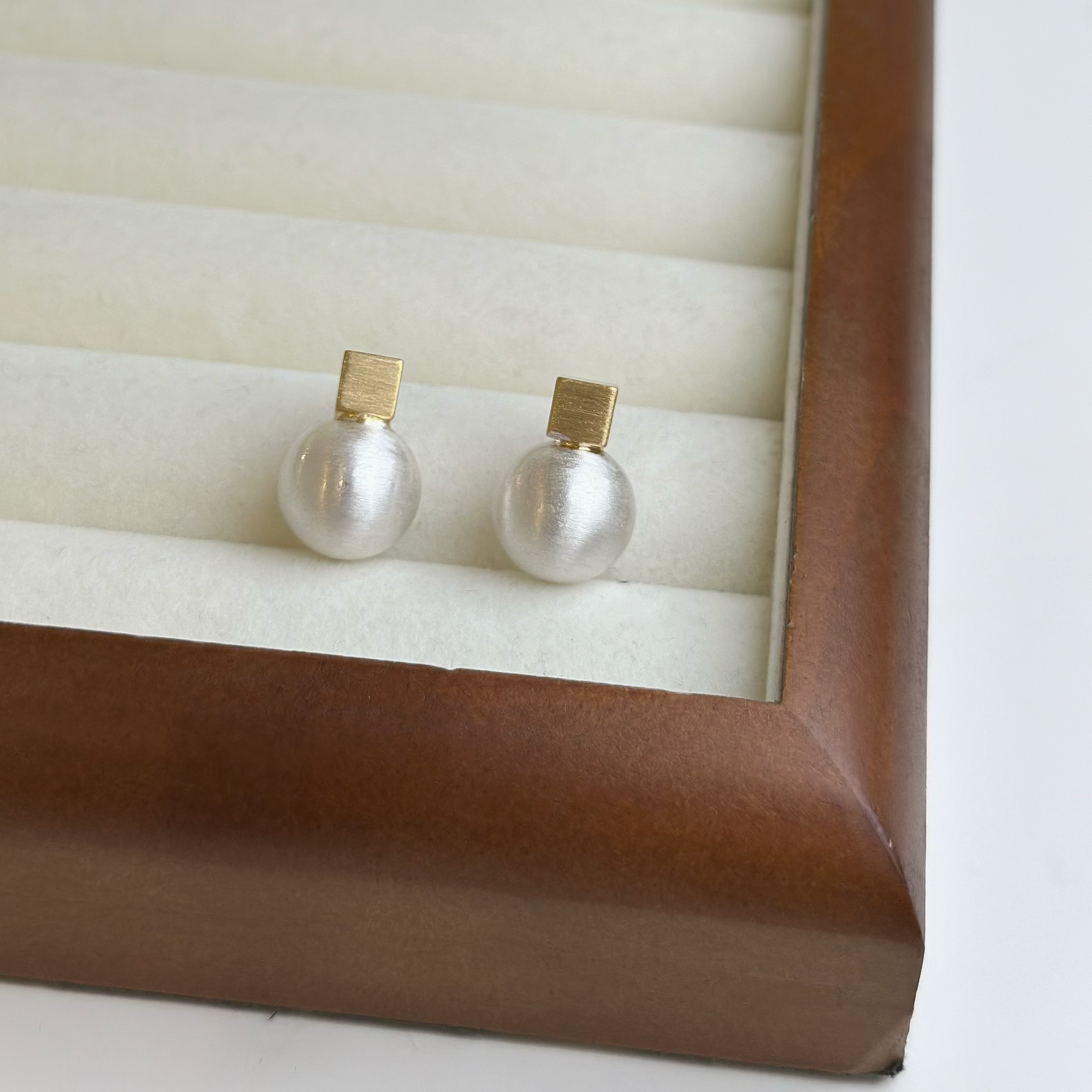 K04立體方形珍珠耳貼