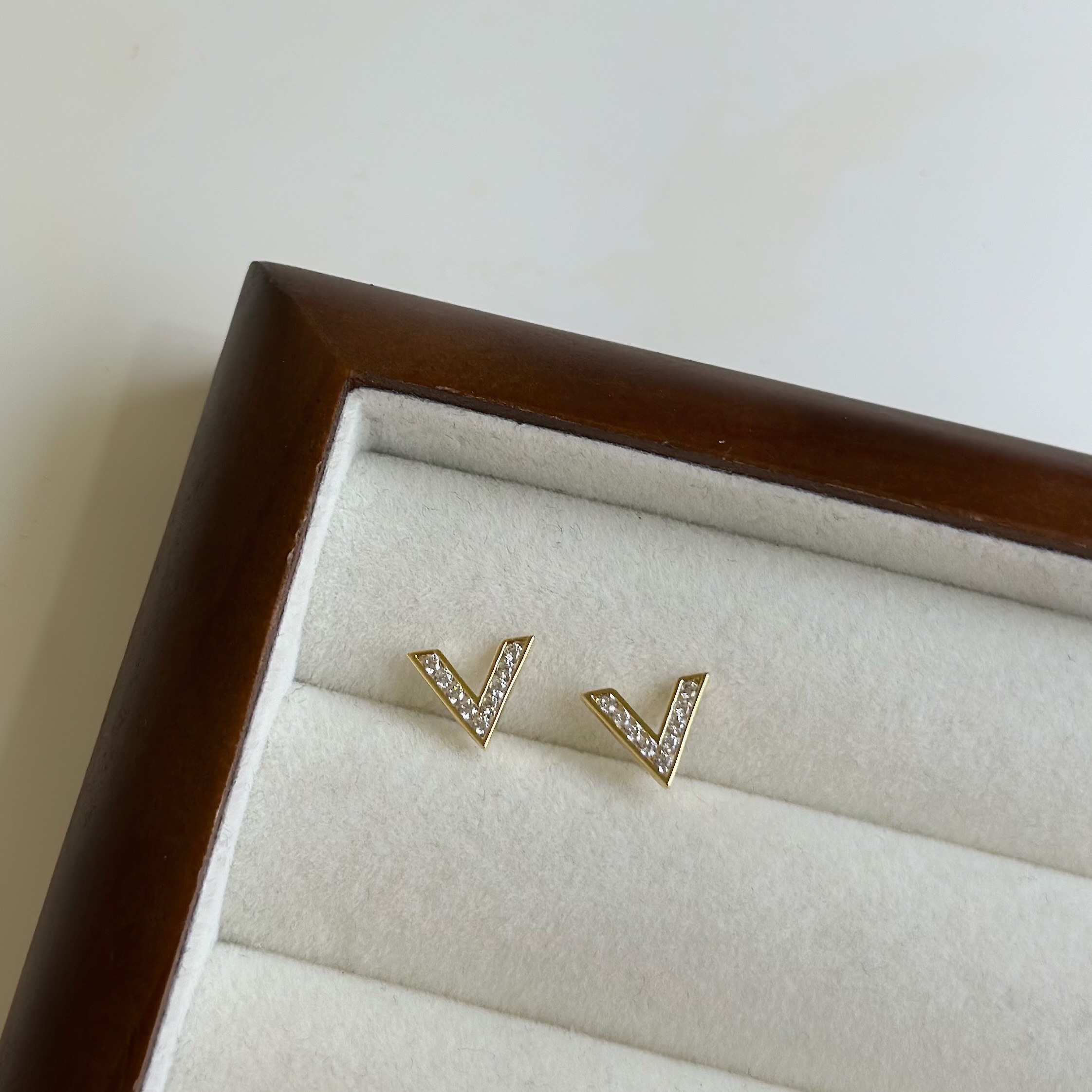 K22排鑽字母V耳貼