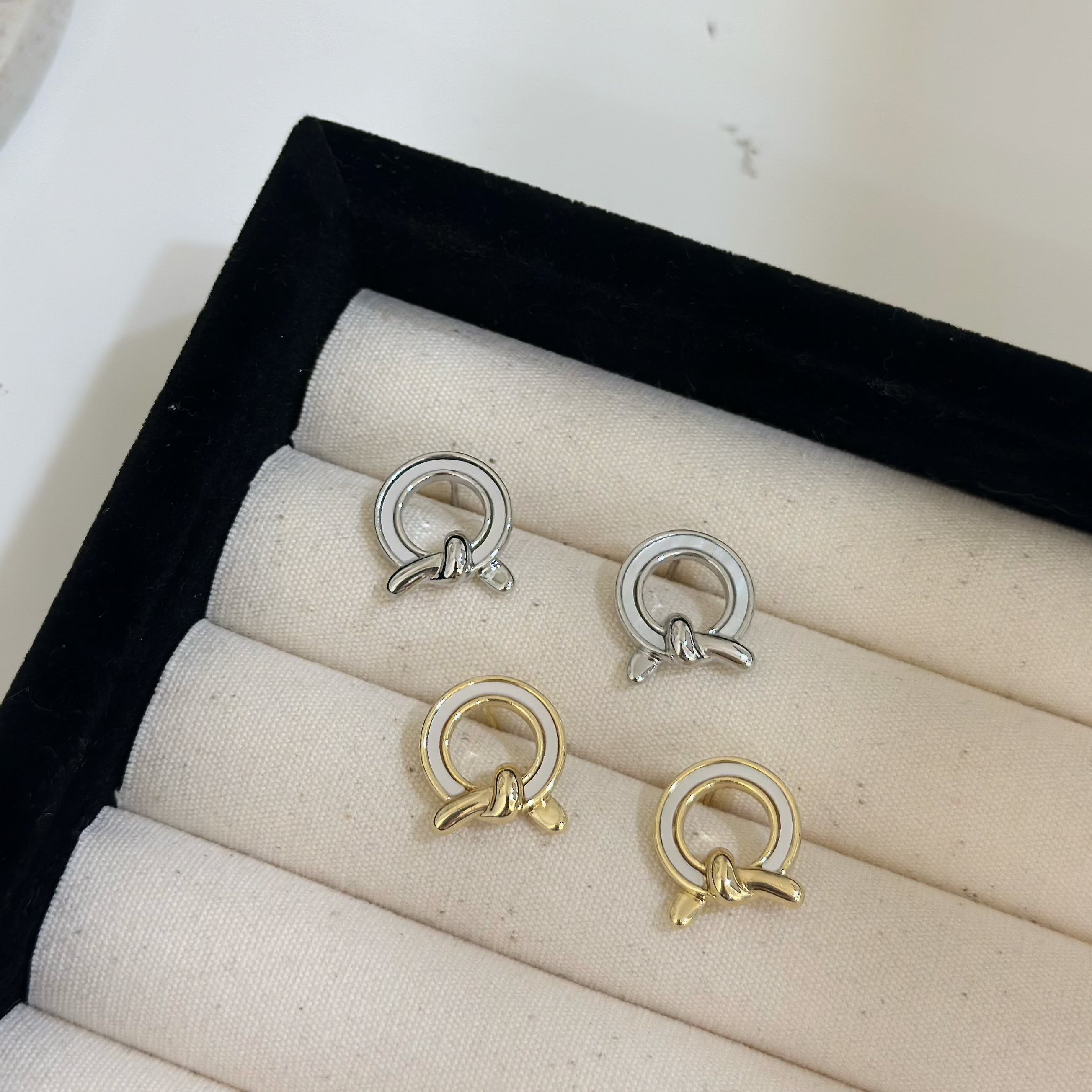 K26白貝扭結耳貼