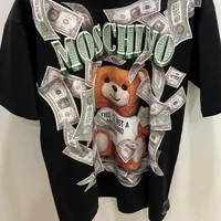 [S] MOSCHINO TEDDY BEAR WITH MONEY PRINT T-SHIRT,BLACK, DA070154401555 (SM830)