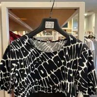 [S] MOSCHINO ALL OVER LOGO LETTERING CROP TOP T-SHIRT,BLACK/WHITE, 221ZUA180490041555 (SM814)