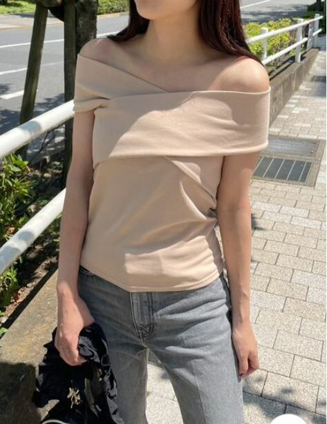 [預購]STYLEVOICE 露肩交叉剪裁上衣