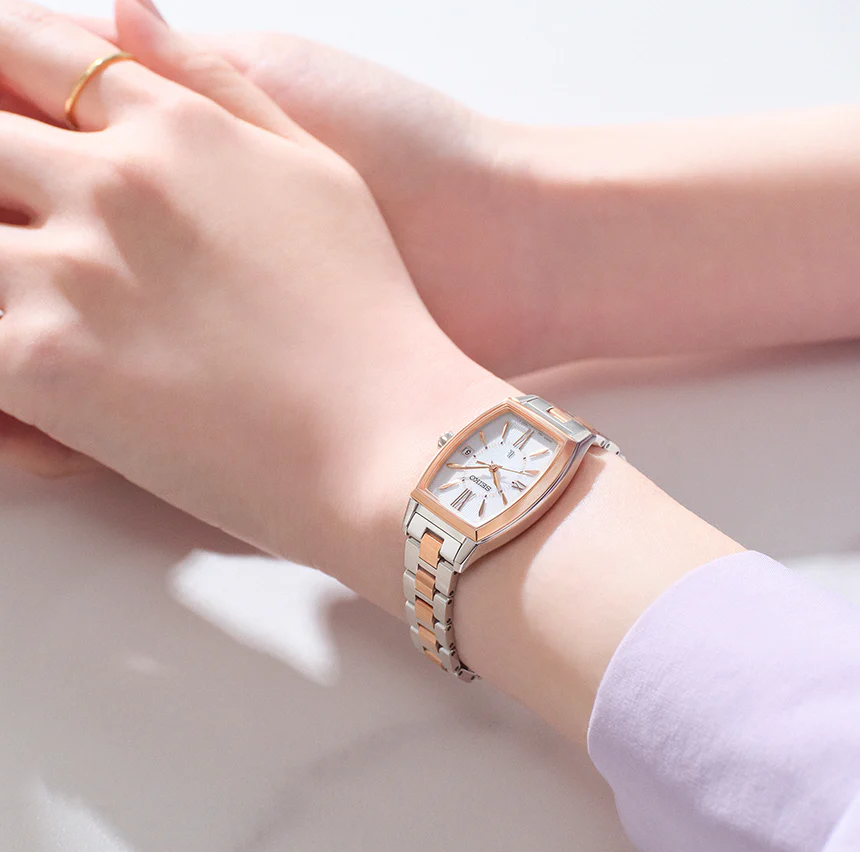 萬年鐘錶 - SEIKO  LUKIA 系列  酒桶型放射花瓣不鏽鋼太陽能電波女錶  SSVW230J / 1B32-0BJ0KS  錶徑 24.6MM