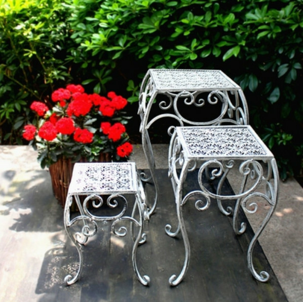 Hotly recommended iron space, outdoor flower stand, sofa side frame, coffee table, potting stool [Lotus style three-piece set] Old white
