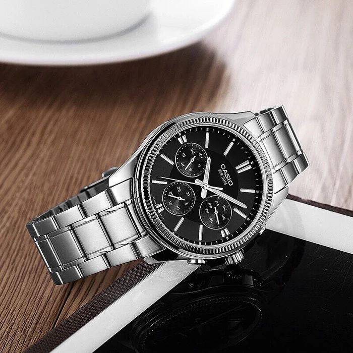 萬年鐘錶 - CASIO 卡西歐   黑色錶盤經典款星期日期顯示不鏽鋼 男錶 MTP-1375D-1A 錶徑42MM