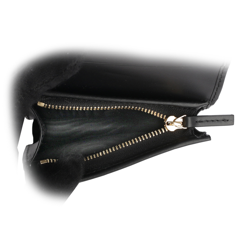 【GUCCI】GG Logo 大標誌壓印牛皮二折卡片小短夾(黑色) 779810 CWC1G 1000