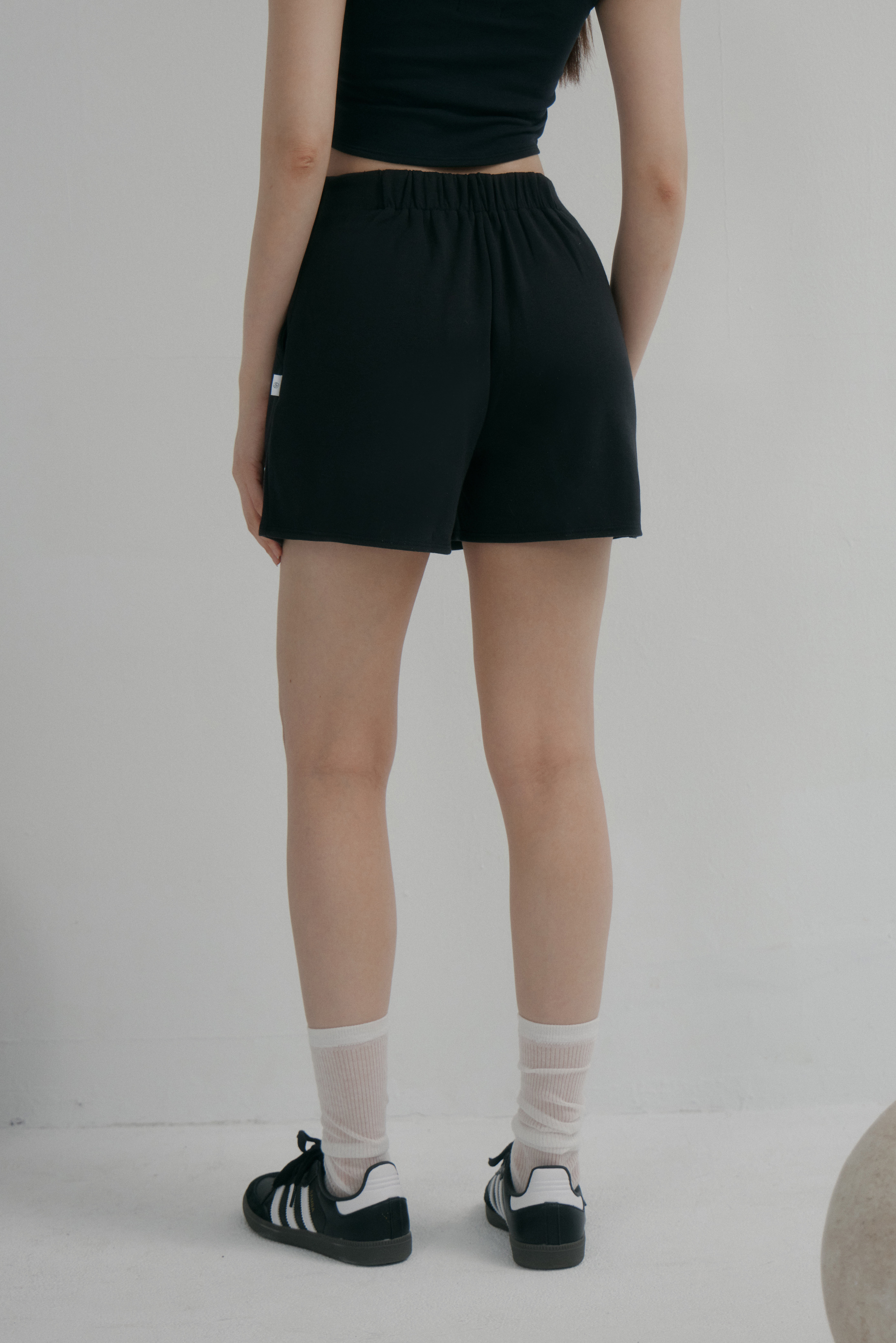 高腰A字修身短褲- 黑