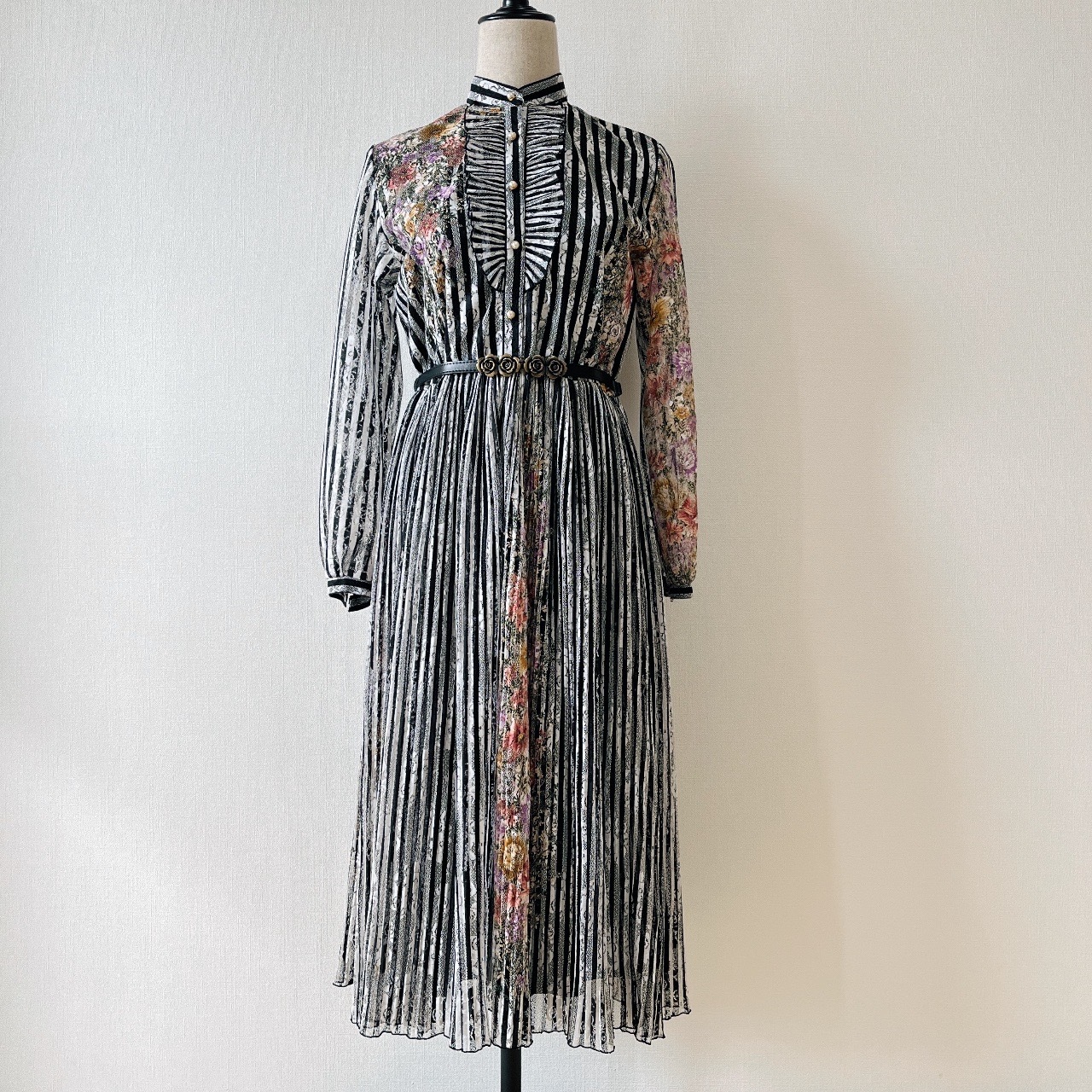 日本製黑白喱士彩色花花圖案連身裙