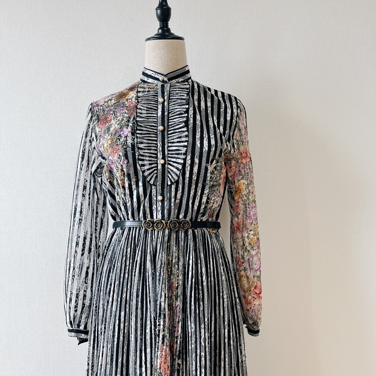 日本製黑白喱士彩色花花圖案連身裙