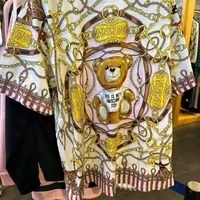 [S] MOSCHINO TEDDY BEAR WITH CHAIN ALLOVER PRINTT-SHIRT,WHITE/PINK MULTI, D3A077056401221 (SM857)