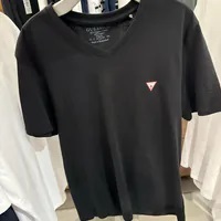 [S] GUESS SIDE LOGO V-NECK T-SHIRT,BLACK, MO2K9002-BLK [FINAL SALE] (SGU561)