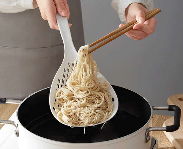 Japanese-style long-handled multi-purpose large colander ✿ draining spoon ✿ lo noodle spoon [color white]