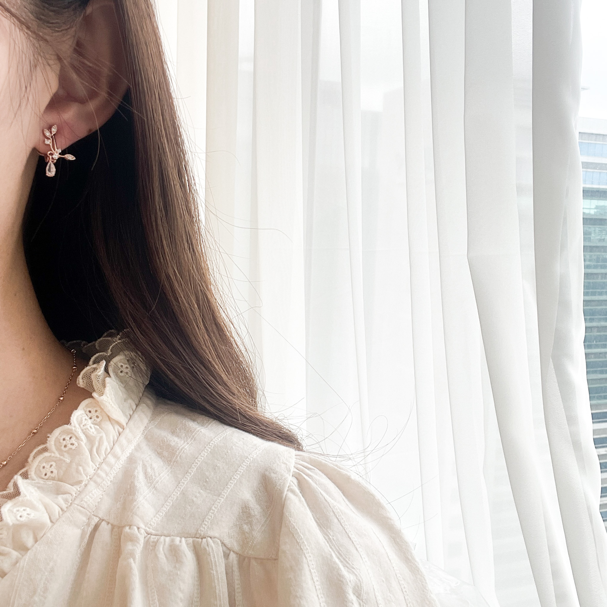 AC121 Rose Leaves Ear Clip