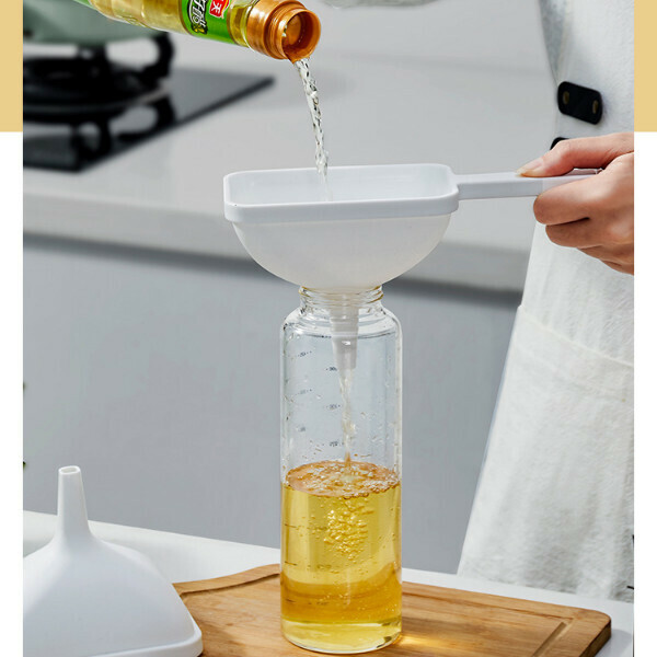 【1 Pack】Plastic Oil Bottle Filling Artifact Filtered Pouring Soy Sauce Wine Funnel (White-Long-handled Handheld Funnel)