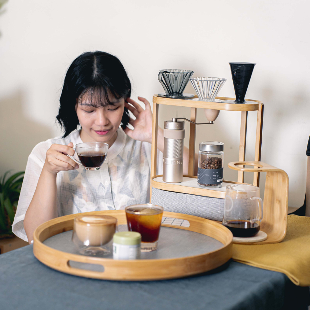 社群 AD Cafe 的共同經營者阿迪與木木，完美示範 Gudee 咖啡周邊的正確使用方式