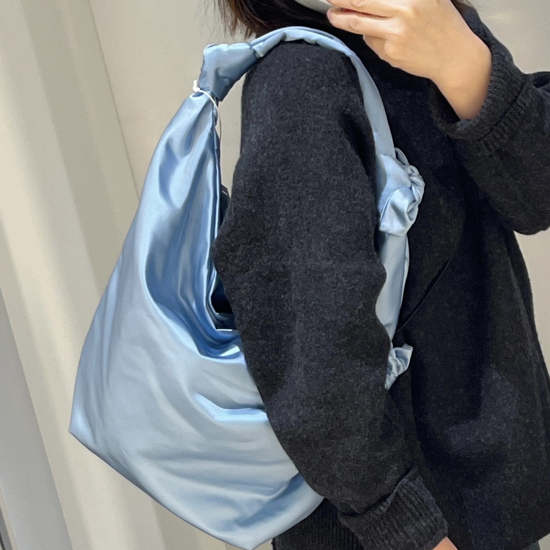 瑞典品牌 COS HITCH 扭結包 緞面 單肩包 黑色 寶寶藍 / 預購