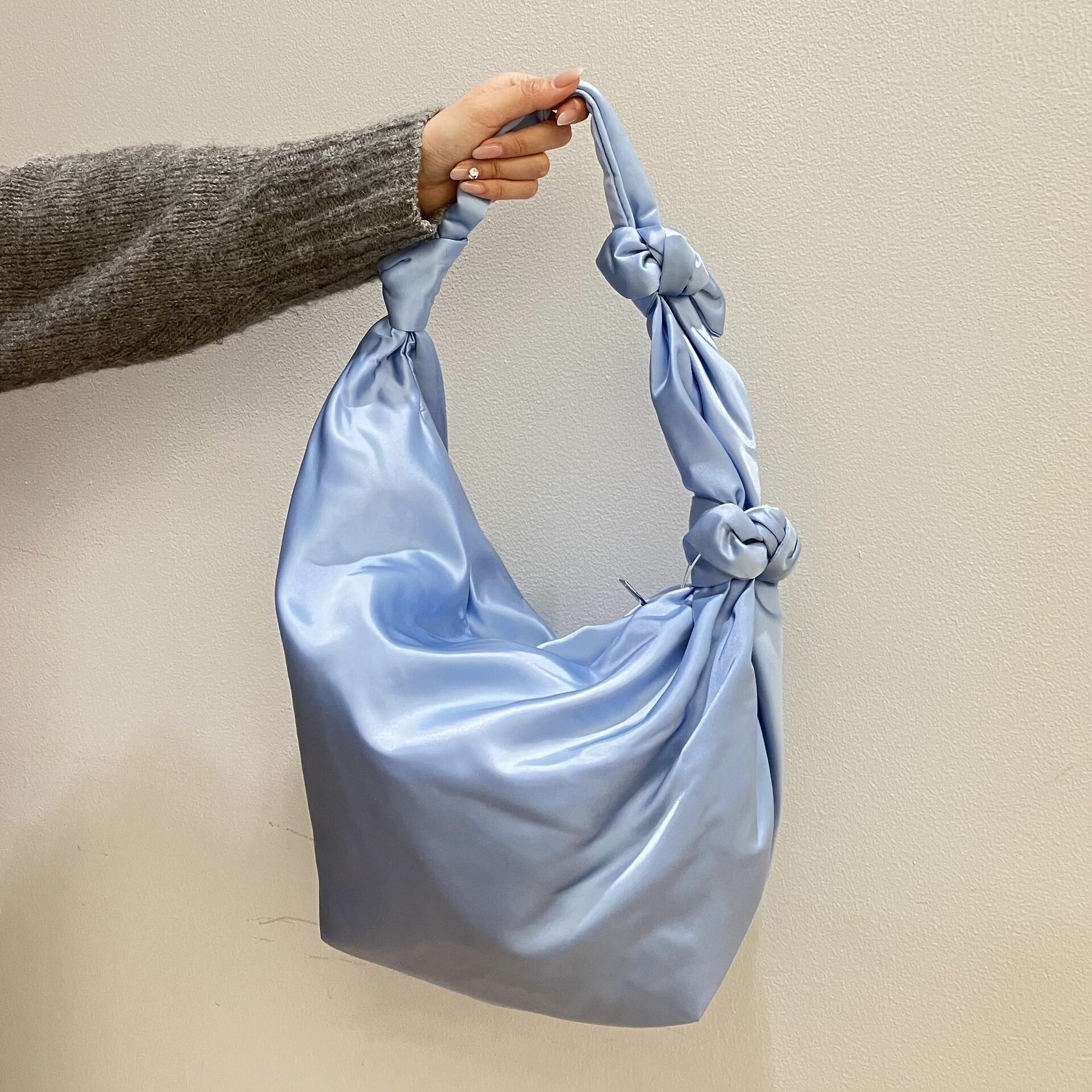 瑞典品牌 COS HITCH 扭結包 緞面 單肩包 黑色 寶寶藍 / 預購